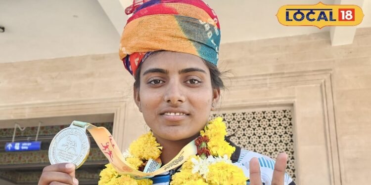 गांव में मैदान नहीं, 6 किमी दूर प्रैक्टिस, किसान बेटी तीजा की मेहनत ने राजस्थान को सिल्वर दिलाया