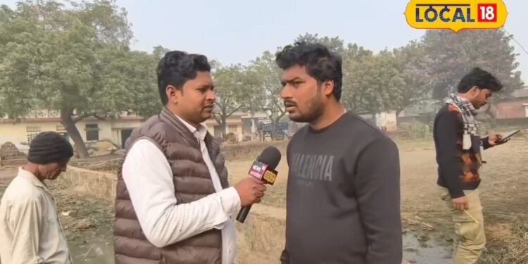 Ground Report : स्कूली छात्राएं पानी में गिर रहीं, किताबें और ड्रेस हो रहीं खराब, 30 घरों का गंदा पानी सड़क पर