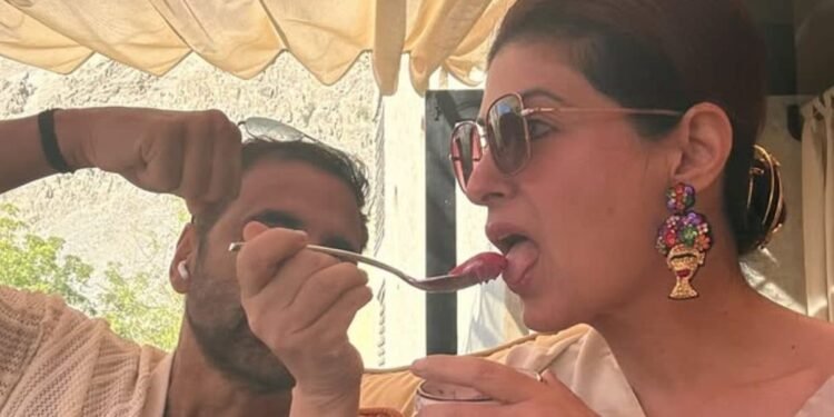 डेजर्ट खा रही थीं ट्विंकल खन्ना, अक्षय कुमार ने दिखाया मुक्का, एक्ट्रेस ने तस्वीरें शेयर कर दी 3 टिप्स