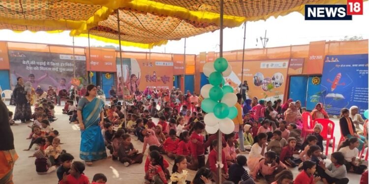 माघ मेले में विद्या कुंभ, सफाईकर्मियों के बच्चों की पढ़ाई, मिड डे मील और किताबें फ्री