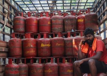 मुगलसराय में SDM ने पकड़ा अवैध रिफिलिंग का अड्डा, महोबा में सिलेंडर की कालाबाजारी का वीडियो वायरल