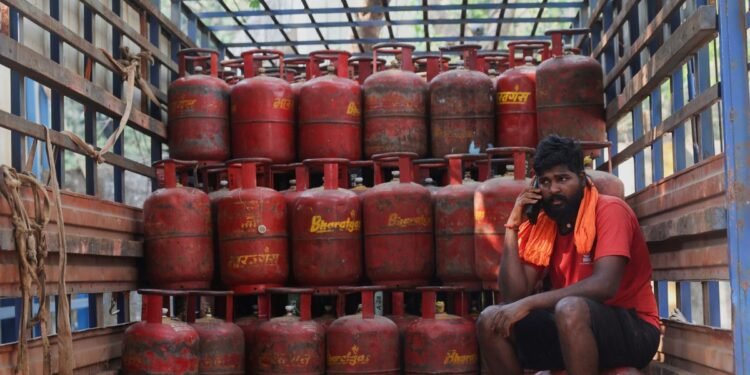 मुगलसराय में SDM ने पकड़ा अवैध रिफिलिंग का अड्डा, महोबा में सिलेंडर की कालाबाजारी का वीडियो वायरल