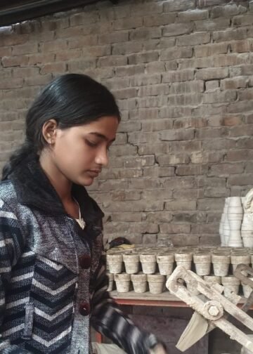 छात्रा का बिजनेस माइंड मिट्टी से बनाया कारोबार, कुल्हड़ बनाकर परिवार की कर रही मदद