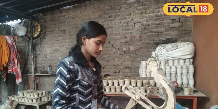 छात्रा का बिजनेस माइंड मिट्टी से बनाया कारोबार, कुल्हड़ बनाकर परिवार की कर रही मदद