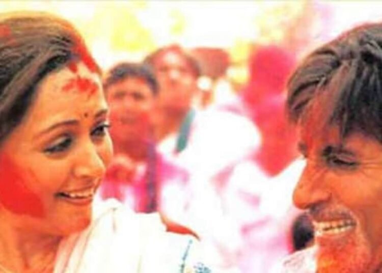 अमिताभ बच्चन ने थामा हेमा मालिनी का हाथ, गालों पर मला गुलाल, सदाबहार हो गया होली गीत