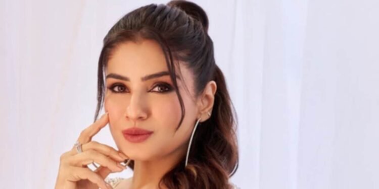 करिश्मा कपूर के साथ ‘कोल्ड वॉर’ पर रवीना टंडन का बेबाक बयान- ‘अपनी दुनिया में खुश हूं’