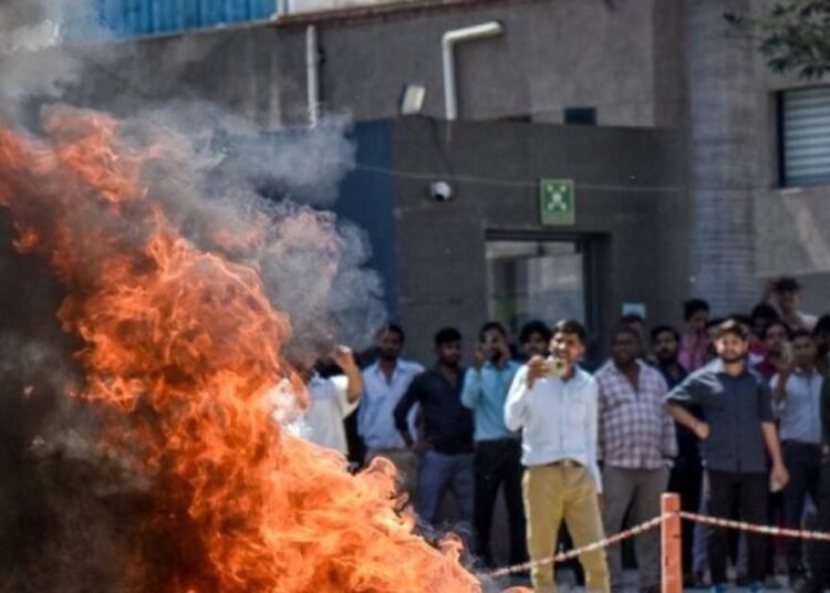 नोएडा में किसने भड़काई आग? खुलने लगी पोल, अबतक 300 गिरफ्तार, जानें 10 लेटेस्ट अपडेट