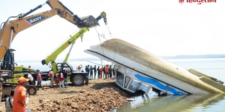 Jabalpur Cruise boat tragedy, Pilot n 2 others sacked, boat club manager suspended MP में क्रूज बोट हादसा मामले में कार्रवाई, 5 लोगों पर हुआ ऐक्शन; जान बचाने वालों के लिए इनाम की घोषणा, Madhya-pradesh Hindi News