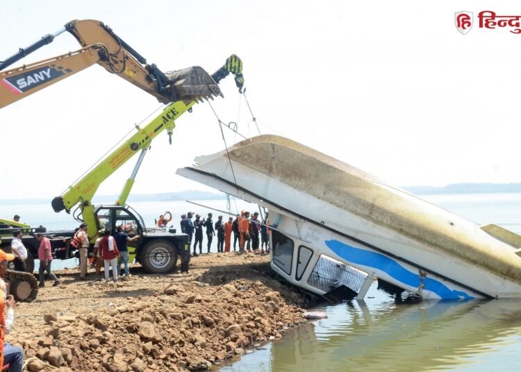 Jabalpur Cruise boat tragedy, Pilot n 2 others sacked, boat club manager suspended MP में क्रूज बोट हादसा मामले में कार्रवाई, 5 लोगों पर हुआ ऐक्शन; जान बचाने वालों के लिए इनाम की घोषणा, Madhya-pradesh Hindi News