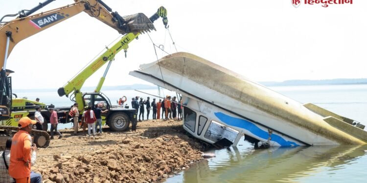 Madhya Pradesh tourism boat sailed despite yellow alert 6 still missing in Jabalpur accident तूफान का अलर्ट होने पर भी रवाना की गई क्रूज, पायलट और क्रू कूद गए; हादसे में अब भी 6 लापता, Madhya-pradesh Hindi News