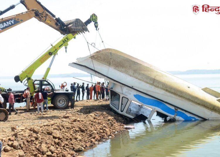 Madhya Pradesh tourism boat sailed despite yellow alert 6 still missing in Jabalpur accident तूफान का अलर्ट होने पर भी रवाना की गई क्रूज, पायलट और क्रू कूद गए; हादसे में अब भी 6 लापता, Madhya-pradesh Hindi News