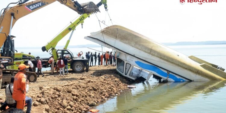 Jabalpur Cruise Pilot Claim People not worn life jackets because they were dancing डांस करने के चक्कर में नहीं पहनी लाइफ जैकेट; जबलपुर क्रूज के पायलट का क्या दावा, Madhya-pradesh Hindi News
