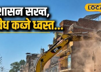 मुगलसराय में चौथे दिन भी गरजा बुलडोजर, प्रशासन की सख्ती देख जीटी रोड पर खुद ही अपनी दुकानें तोड़ने लगे व्यापारी