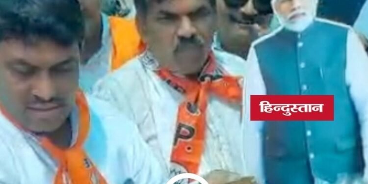 तीन राज्यों में बढ़त के बाद खंडवा BJP ऑफिस में अनोखा जश्न, झालमुड़ी बांटी, पटाखे फोड़े, कार्यकर्ता झूमे