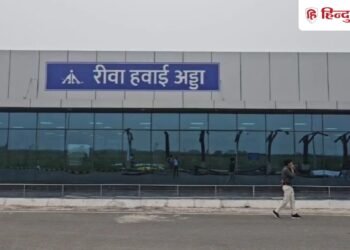 rewa airport 48 seater plane instead of 72 Passengers protest video 72 की जगह 48 सीटर विमान आया, रीवा एयरपोर्ट पर यात्रियों को यात्रा से रोका; जमकर मचा बवाल; VIDEO, Madhya-pradesh Hindi News