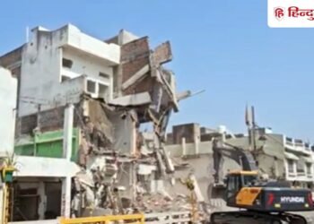Bulldozer roars again in Muslim dominated area of Ujjain, 5 BUilding Demolished उज्जैन में महाकाल मार्ग पर मुस्लिम इलाके में फिर गरजा बुलडोजर, 5 बहुमंजिल इमारतों को गिराया गया; सामने आई यह वजह, Madhya-pradesh Hindi News