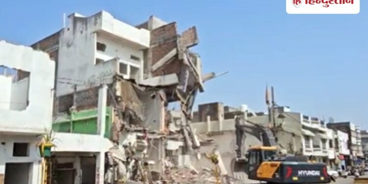 Bulldozer roars again in Muslim dominated area of Ujjain, 5 BUilding Demolished उज्जैन में महाकाल मार्ग पर मुस्लिम इलाके में फिर गरजा बुलडोजर, 5 बहुमंजिल इमारतों को गिराया गया; सामने आई यह वजह, Madhya-pradesh Hindi News
