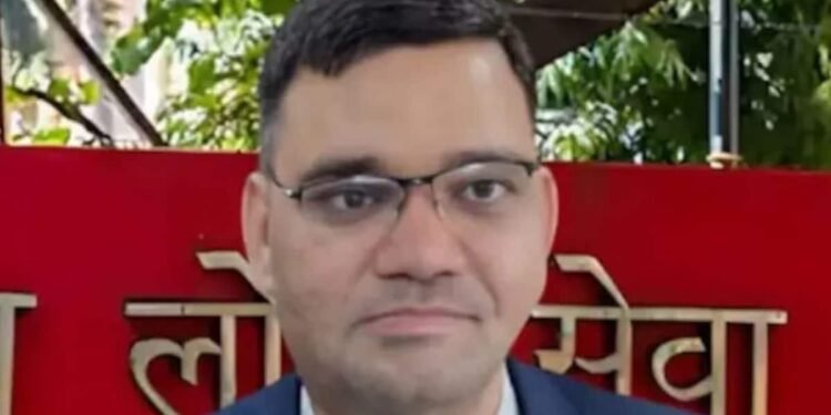 यूपी में चली तबादला एक्सप्रेस, कई जिलों के बदले DM, इस्तीफा देने वाले रिंकू सिंह बनाए गए जालौन के संयुक्त मजिस्ट्रेट