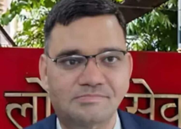 यूपी में चली तबादला एक्सप्रेस, कई जिलों के बदले DM, इस्तीफा देने वाले रिंकू सिंह बनाए गए जालौन के संयुक्त मजिस्ट्रेट