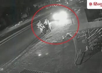 Indore drunken police constable hits two jawans by car during patrol CCTV footage surfaces इंदौर में नशे में धुत सिपाही ने कार से पैट्रोलिंग पर निकले 2 जवानों को रौंदा; VIDEO देख कांप जाएगी रूह, Madhya-pradesh Hindi News