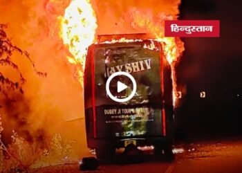 ग्वालियर से इंदौर जा रही स्लीपर वीडियोकोच बस में लगी भीषण आग, 45 यात्रियों को सुरक्षित निकाला गया