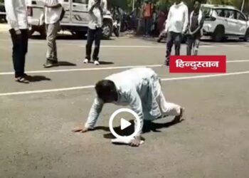 श्योपुर में नामांतरण नहीं होने से परेशान व्यक्ति दंडवत यात्रा कर जनसुनवाई पहुंचा, राजस्व विभाग पर लगाए आरो