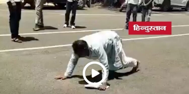 श्योपुर में नामांतरण नहीं होने से परेशान व्यक्ति दंडवत यात्रा कर जनसुनवाई पहुंचा, राजस्व विभाग पर लगाए आरो