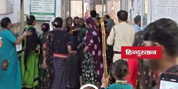 मंदसौर जिला अस्पताल में दो पक्षों के बीच विवाद, पत्थरबाजी और बाइकों में तोड़फोड़ से फैली दहशत