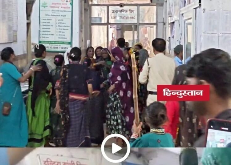मंदसौर जिला अस्पताल में दो पक्षों के बीच विवाद, पत्थरबाजी और बाइकों में तोड़फोड़ से फैली दहशत