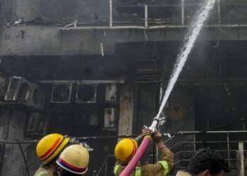 तार से कूदे..हड्डियां टूटीं.. फिर भी क्यों नहीं बच पाए 15 लोग..अग्निकांड की शॉकिंग तस्वीरें