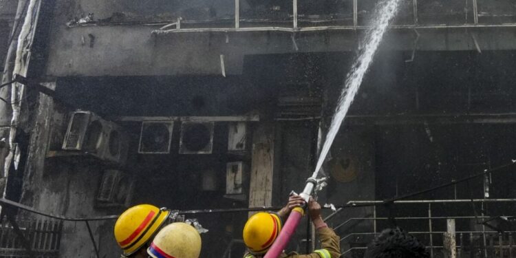 तार से कूदे..हड्डियां टूटीं.. फिर भी क्यों नहीं बच पाए 15 लोग..अग्निकांड की शॉकिंग तस्वीरें