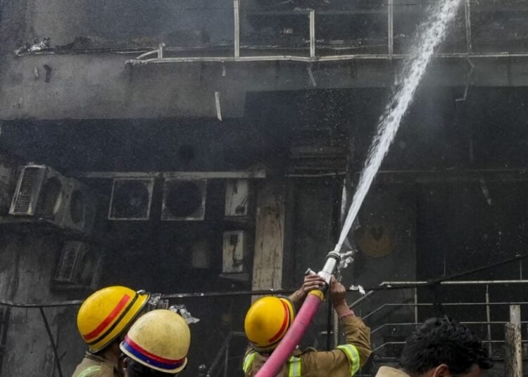 तार से कूदे..हड्डियां टूटीं.. फिर भी क्यों नहीं बच पाए 15 लोग..अग्निकांड की शॉकिंग तस्वीरें