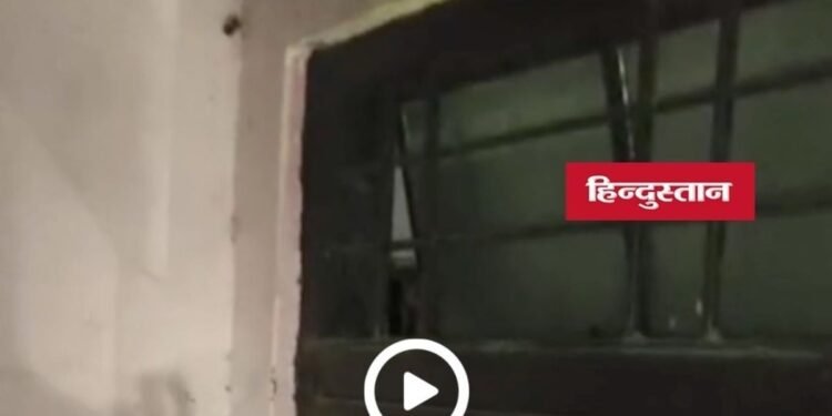 बुरहानपुर के भावसा स्कूल में प्रभारी प्राचार्य संजय सोनवणे का शव शौचालय में फंदे पर मिला, जांच जारी