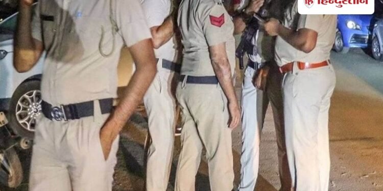 De Dana Dan at MP Police Station, Constable Beats Up Head Constable due to this reason MP के थाने में पुलिसवालों के बीच ‘दे दना दन’; सिपाही ने हवलदार को पीटा, सामने आई यह वजह, Madhya-pradesh Hindi News