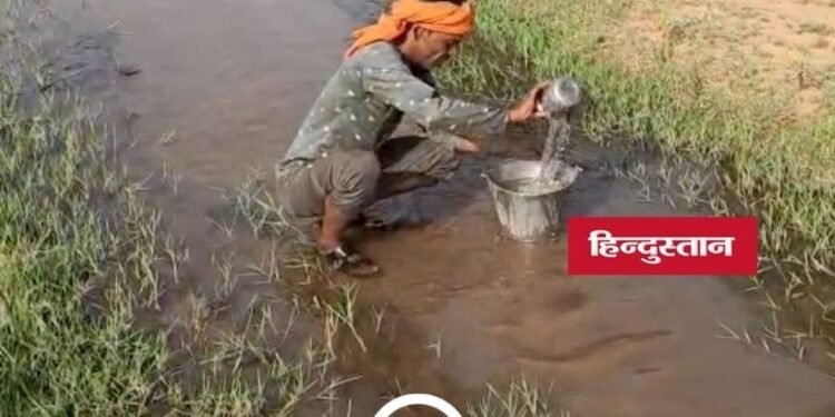 सिंगरौली के खैराही गांव में पेयजल संकट गहराया, नदी के गड्ढों से पानी भरने को मजबूर 100 से अधिक परिवार