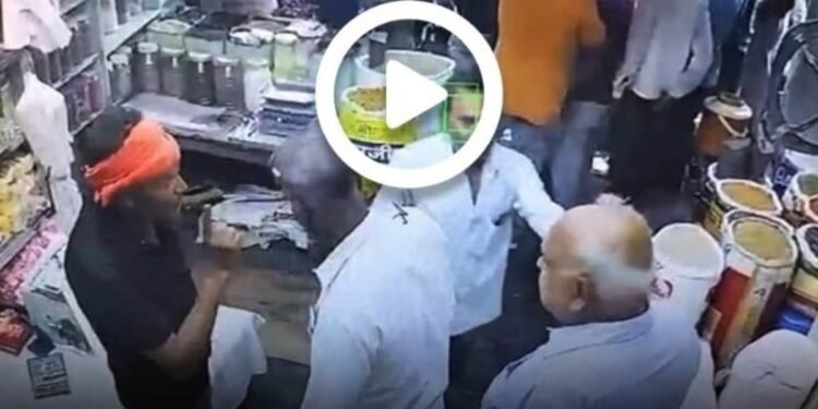 दुकान पर बैठे व्यापारी पर हमला