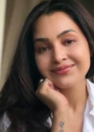 भीड़ में भी क्यों अकेले हैं लोग? टीवी स्टार शुभांगी अत्रे ने बताई वजह, सोशल मीडिया के ‘दिखावे’ की खोली पोल