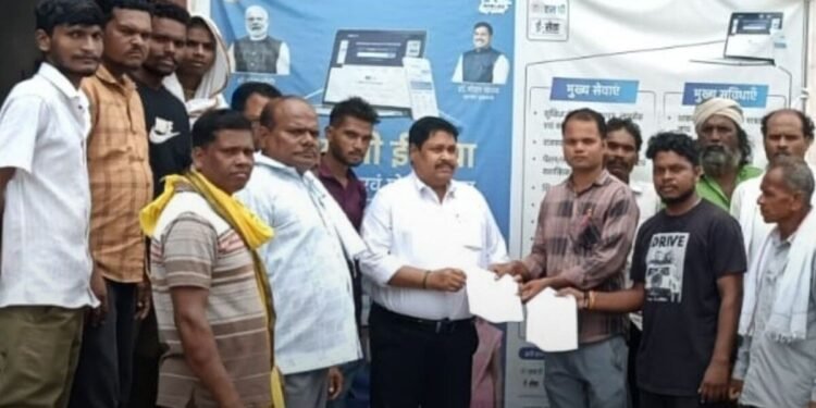 बैतूल के रातामाटी में ट्रांसफॉर्मर जला, 15 दिन से बिजली गुल; ग्रामीणों ने दी चक्काजाम की चेतावनी, मध्य प्रदेश वीडियो न्यूज