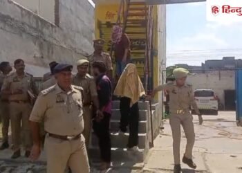 स्पा सेंटरों पर पुलिस की रेड से मचा हड़कंप, दर्जन भर युवतियां व युवक हिरासत में, Uttar-pradesh Hindi News
