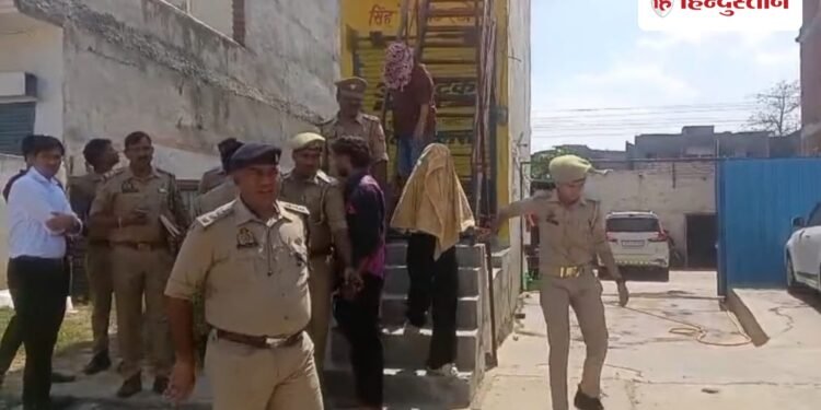 स्पा सेंटरों पर पुलिस की रेड से मचा हड़कंप, दर्जन भर युवतियां व युवक हिरासत में, Uttar-pradesh Hindi News