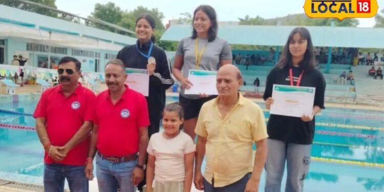 भीलवाड़ा के तैराकों का जलवा, मिष्ठी बनी गोल्डन गर्ल; राज्य स्तरीय प्रतियोगिता में मेडल की बरसात