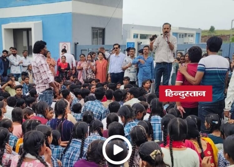Mandsaur News: प्राचार्य के तबादले के विरोध में छात्रों ने सड़क जाम कर किया प्रदर्शन, प्रशासन ने दिया आश्वासन, मध्य प्रदेश वीडियो न्यूज