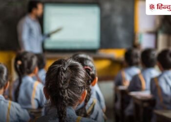 धनबाद: छात्रों को मारा-पीटा, अपशब्द कहे, टॉयलेट साफ कराया; परिजनों ने मचाया हंगामा, Jharkhand Hindi News