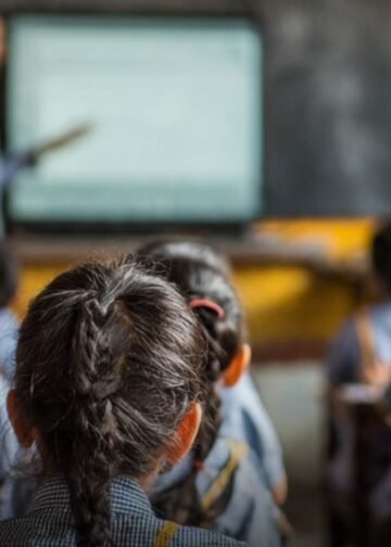 धनबाद: छात्रों को मारा-पीटा, अपशब्द कहे, टॉयलेट साफ कराया; परिजनों ने मचाया हंगामा, Jharkhand Hindi News