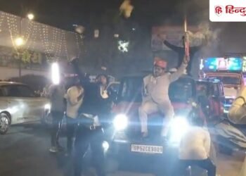 VIDEO: बारातियों का सड़क पर हुड़दंग, गाड़ी की बोनट पर चढ़कर उड़ाए नोट, लगा जाम, Uttar-pradesh Hindi News