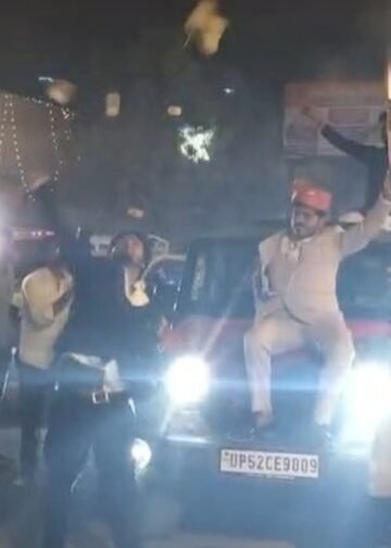 VIDEO: बारातियों का सड़क पर हुड़दंग, गाड़ी की बोनट पर चढ़कर उड़ाए नोट, लगा जाम, Uttar-pradesh Hindi News