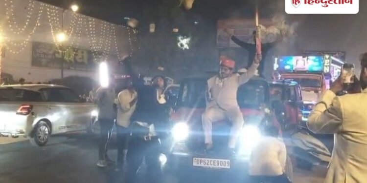 VIDEO: बारातियों का सड़क पर हुड़दंग, गाड़ी की बोनट पर चढ़कर उड़ाए नोट, लगा जाम, Uttar-pradesh Hindi News