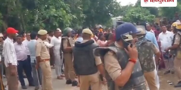 आंबेडकर मूर्ति हटाने पर बवाल, पथराव के बाद पुलिस का बल प्रयोग, डीएम-एसपी भी पहुंचे, Uttar-pradesh Hindi News