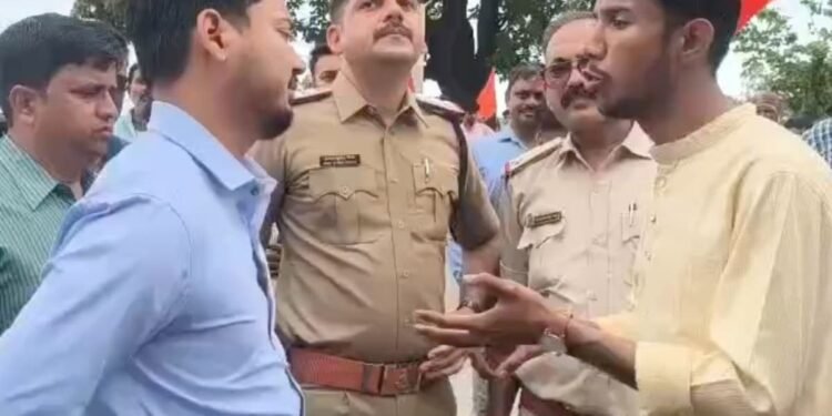 मंडला अंजनिया: जर्जर भवन में पढ़ाई से नाराज छात्रों का NH-30 पर चक्काजाम, 15 अगस्त तक नया भवन सौंपने का आश्वासन, मध्य प्रदेश वीडियो न्यूज