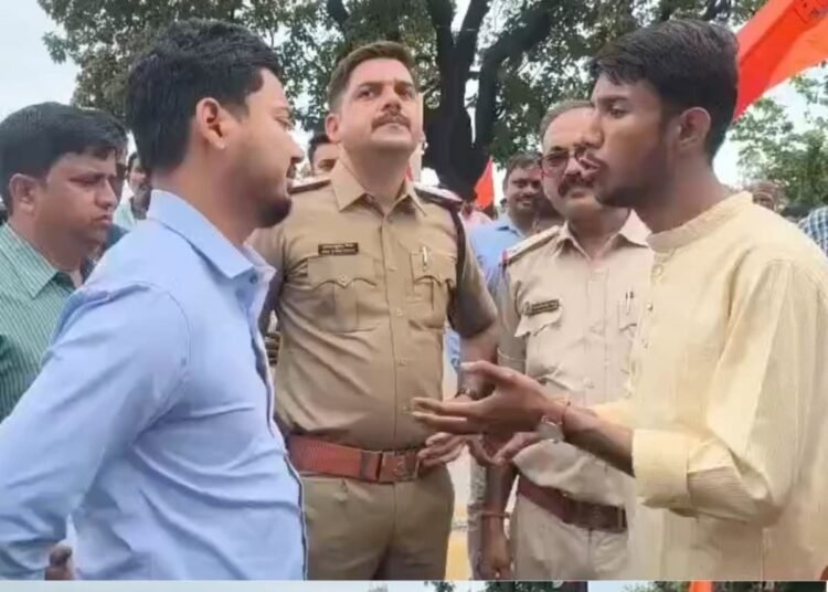 मंडला अंजनिया: जर्जर भवन में पढ़ाई से नाराज छात्रों का NH-30 पर चक्काजाम, 15 अगस्त तक नया भवन सौंपने का आश्वासन, मध्य प्रदेश वीडियो न्यूज